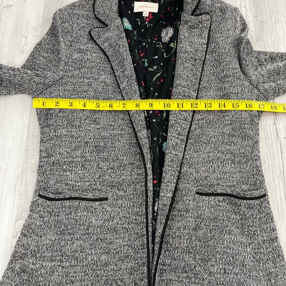 Skies Are Blue Textured Gray Blazer with Floral Interior - Picture 9 of 12